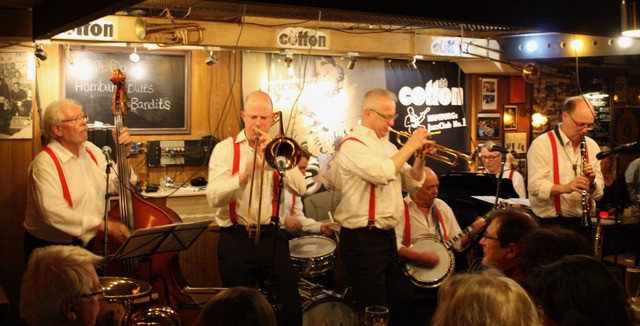 TRADITIONAL OLD MERRY TALE JAZZ BAND